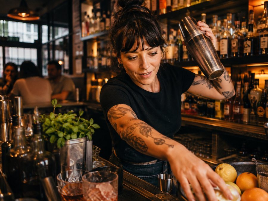 Barman au shaker